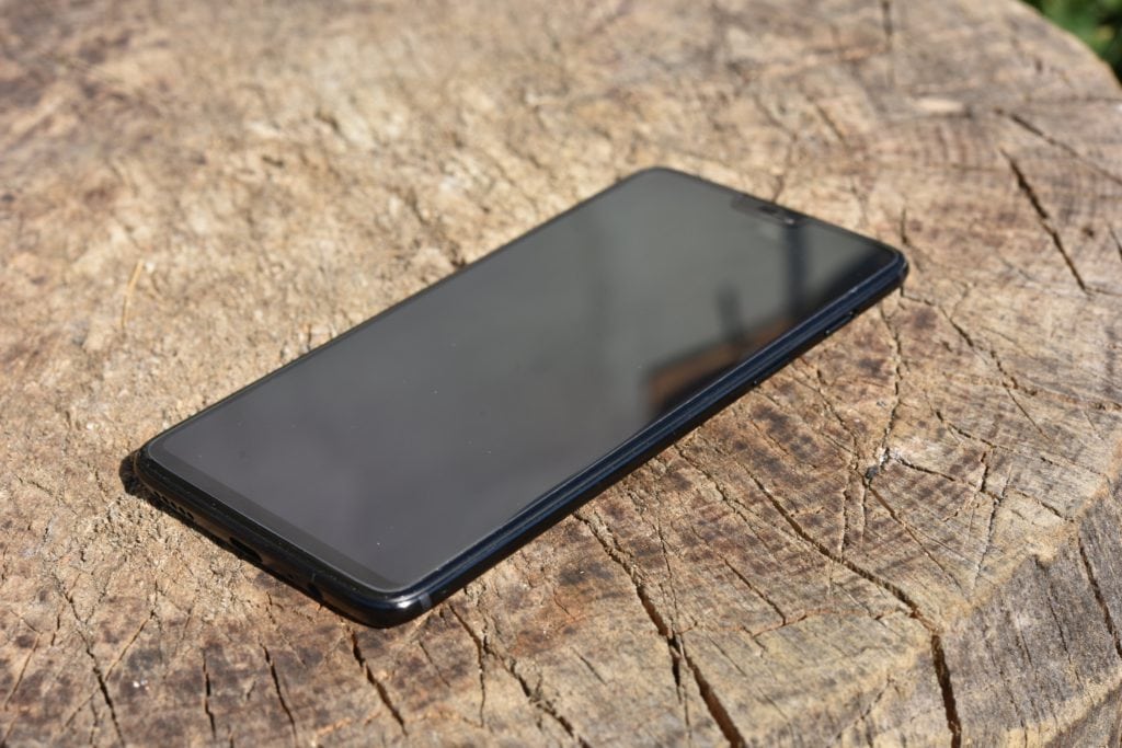 Pri OnePlus 6 hliník nahradila prémiová konštrukcia zo skla.