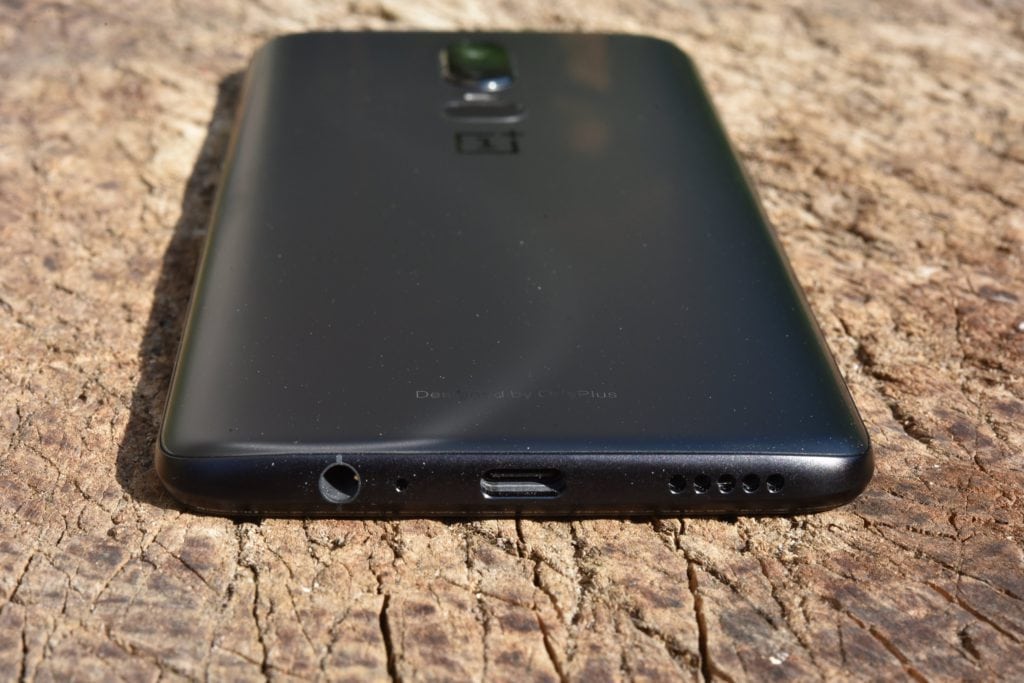 Na dolnej strane OnePlus 6 je 3,5mm jack, USB C a reproduktor.