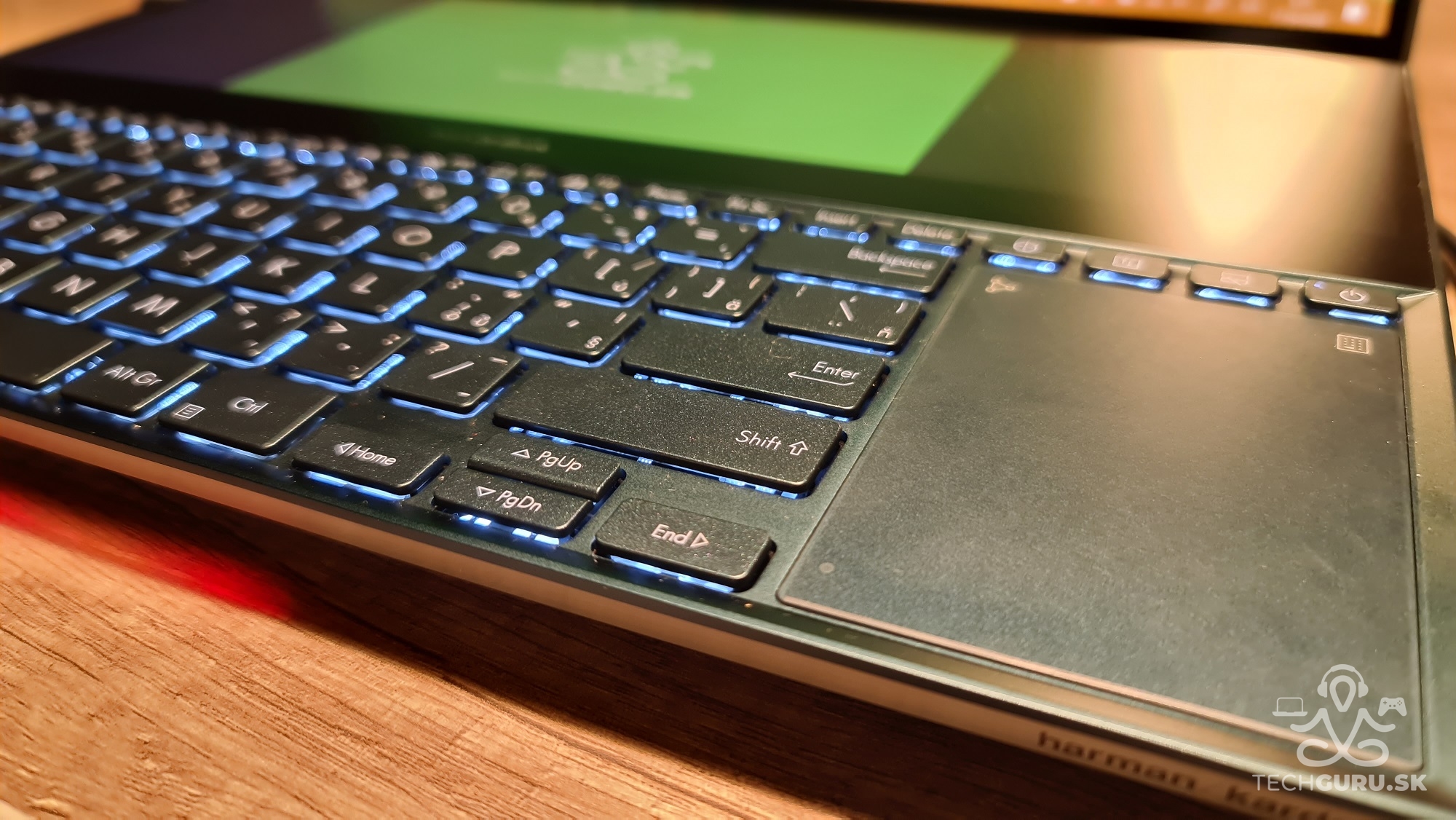 Asus Zenbook Pro Duo klávesnica a touchpad