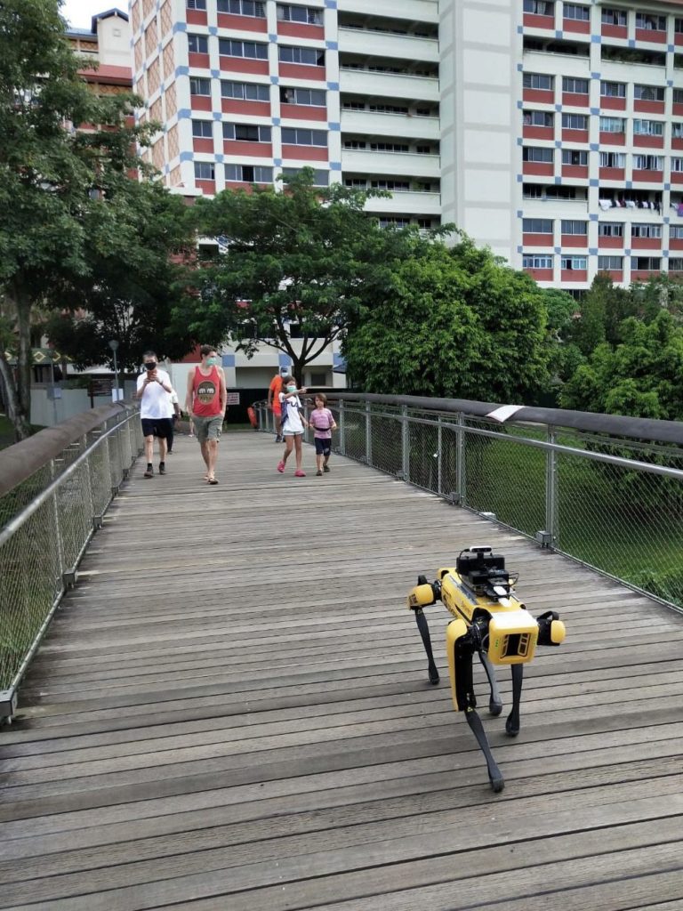 Robot Spot v Singapure