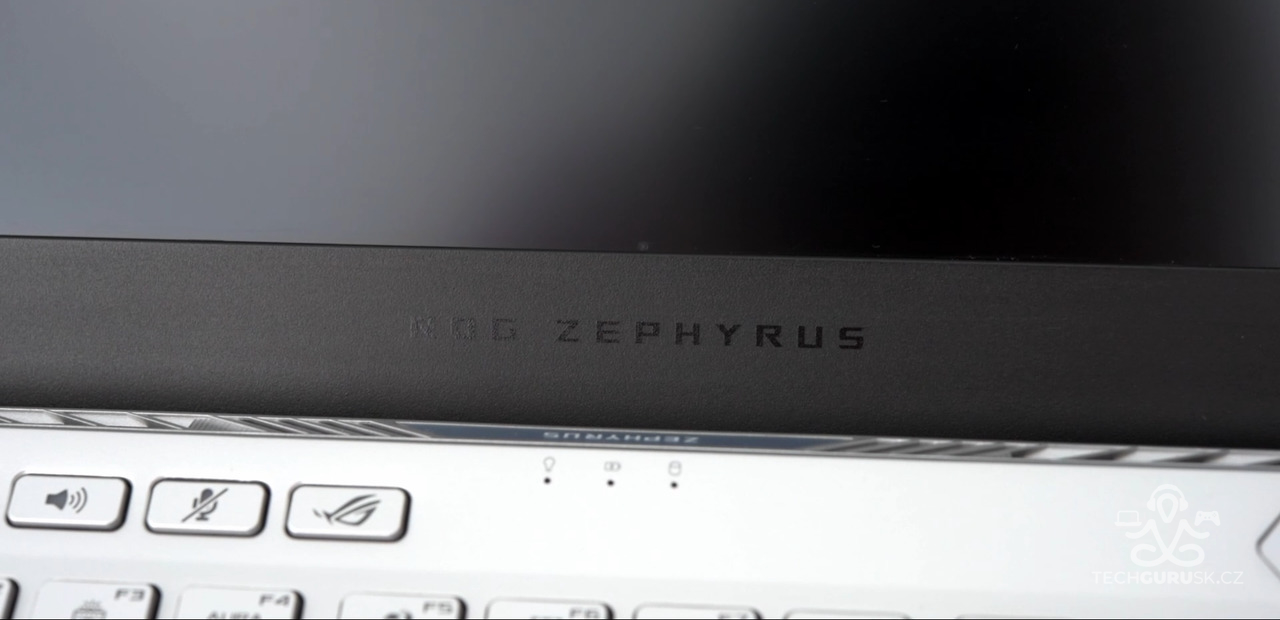 ROG Zephyrus G14 logo na ramceku displeja