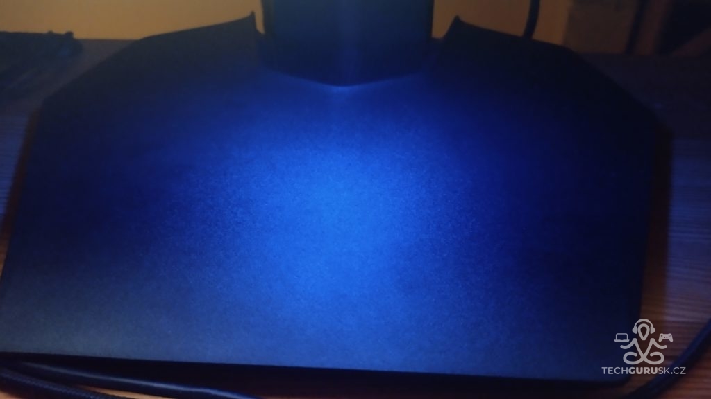 Dell S3222DGM svetlo v noci na stojane