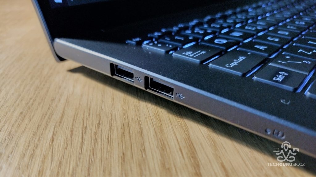 ASUS VivoBook 15 OLED - USB porty