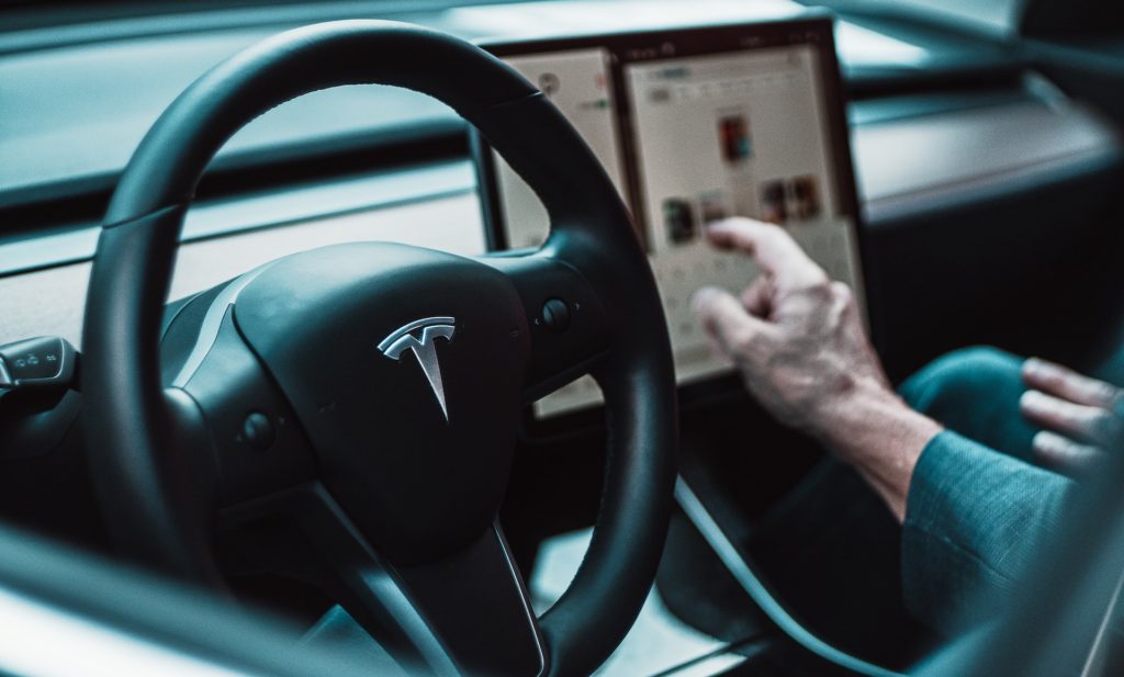 Tesla má škandál: Pracovníci zdieľali intímne fotky z kamier v autách a bavili sa na nich