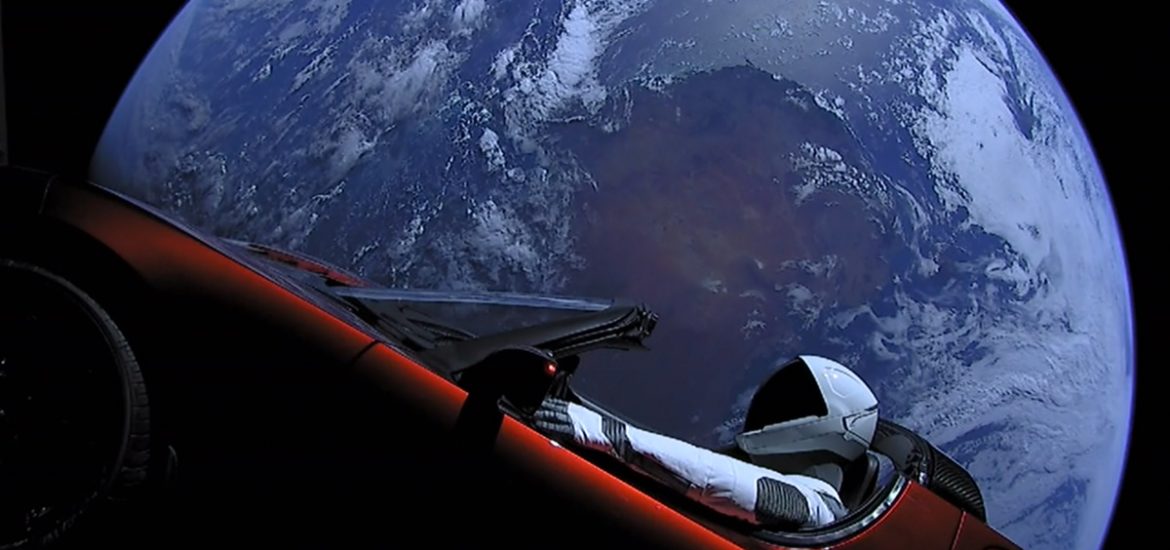 Tesla vypustená do vesmíru sa môže v budúcnosti zraziť so Zemou